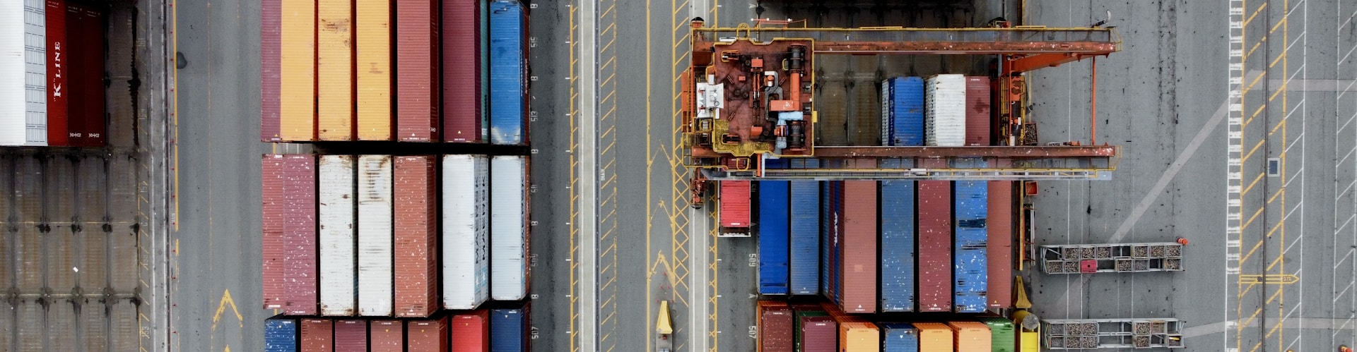 Conteneurs d'expédition dans un port